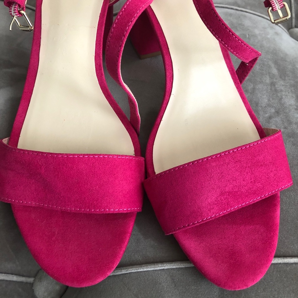 Like new Nine West pink sandal. Block heel.